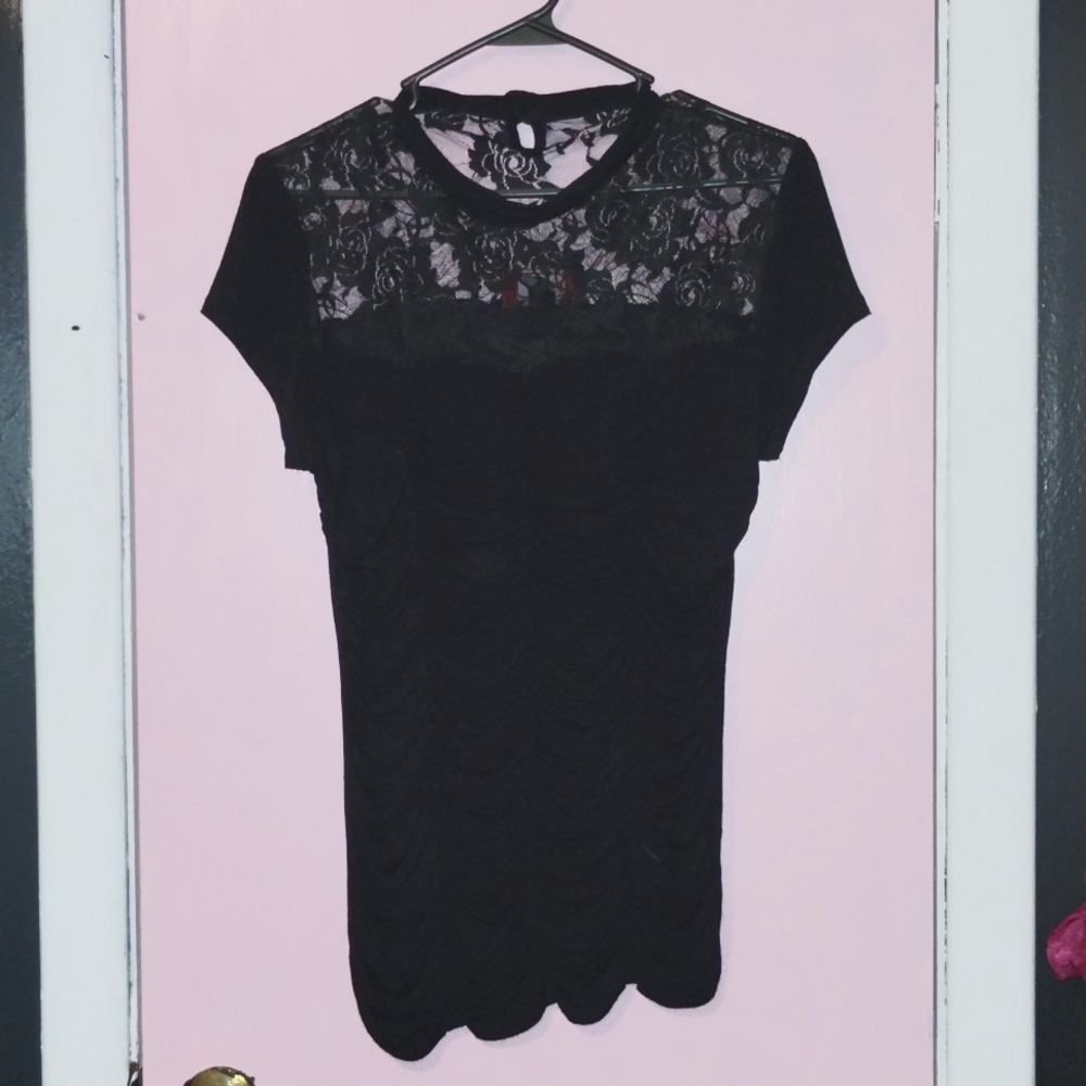 Super cute black rose top!